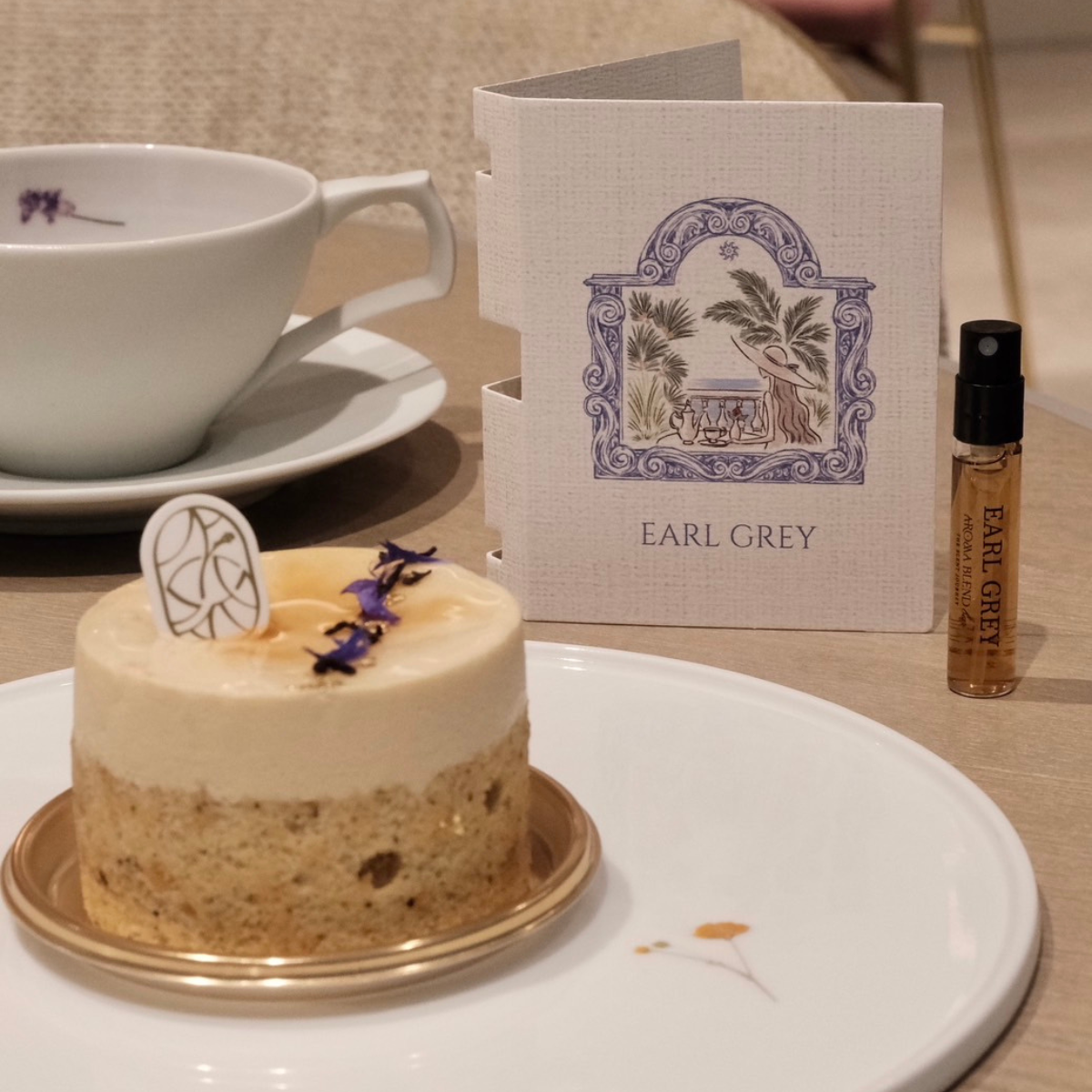 紅茶の香りをまとう ― “EARL GREY”